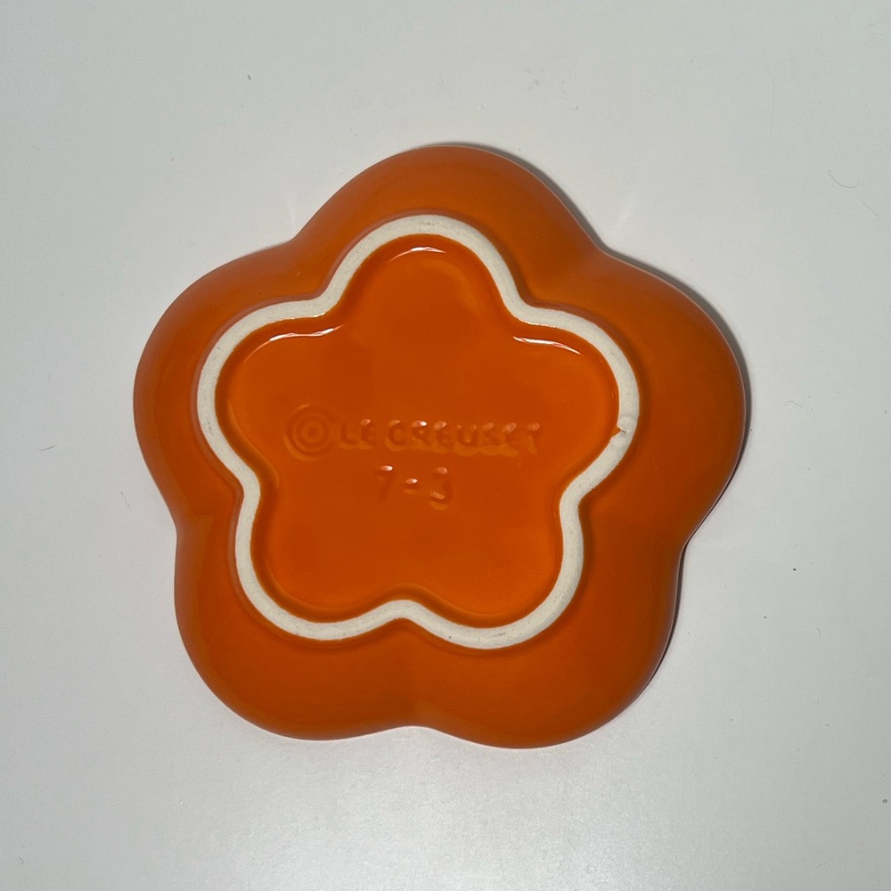 Le Creuset Flamme Dorée Stoneware Flower Petal Scalloped Trinket Dish Plate Tray - Picture 9 of 9